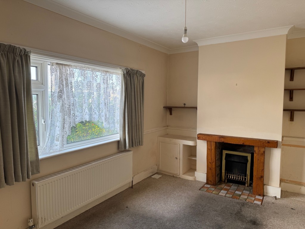 Lot: 130 - TWO-BEDROOM HOUSE FOR IMPROVEMENT - Lounge